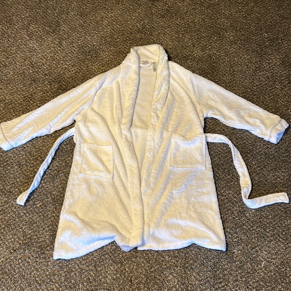 Other - White fluffy polyester spa robe